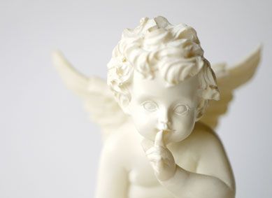 人差し指を唇に当てた天使で発明を秘密にしましょうのイメージ