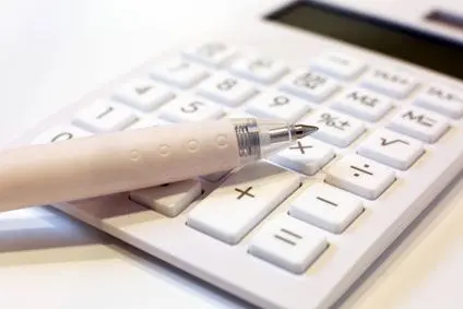 電卓とペンで費用のイメージ