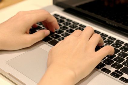 先行技術調査をパソコンで行うイメージ